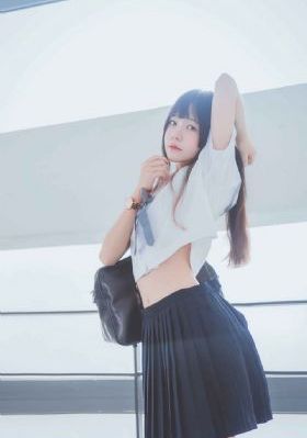 一男一女在家里撒狗粮还斗地主